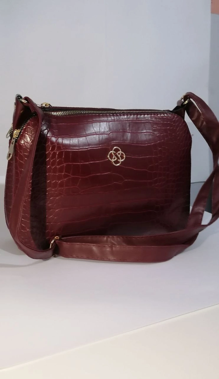 A wholesale clothing model wears 40124 - 65 Crocodile 3-Pocket Shoulder Bag, Turkish wholesale Bag of Kuxo