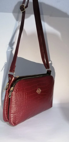 Een kledingmodel uit de groothandel draagt 40124 - 65 Crocodile 3-Pocket Shoulder Bag, Turkse groothandel Tas van Kuxo