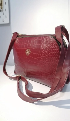 Bir model, Kuxo toptan giyim markasının 40124 - 65 Crocodile 3-Pocket Shoulder Bag toptan Çanta ürününü sergiliyor.