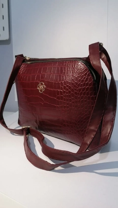 Ein Bekleidungsmodell aus dem Großhandel trägt 40124 - 65 Crocodile 3-Pocket Shoulder Bag, türkischer Großhandel Tasche von Kuxo