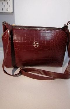 A wholesale clothing model wears 40124 - 65 Crocodile 3-Pocket Shoulder Bag, Turkish wholesale Bag of Kuxo
