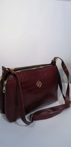 Ein Bekleidungsmodell aus dem Großhandel trägt 40124 - 65 Crocodile 3-Pocket Shoulder Bag, türkischer Großhandel Tasche von Kuxo