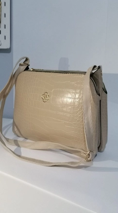 A model wears 40125 - Crocodile 3-Pocket Shoulder Bag, wholesale undefined of Kuxo to display at Lonca