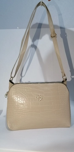 Bir model, Kuxo toptan giyim markasının 40125 - Crocodile 3-Pocket Shoulder Bag toptan Çanta ürününü sergiliyor.
