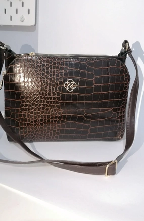 A model wears 40126 - 65 Crocodile 3-Pocket Shoulder Bag, wholesale Bag of Kuxo to display at Lonca
