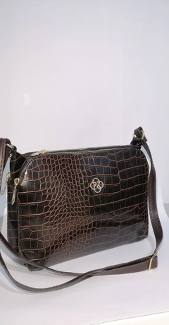 Bir model, Kuxo toptan giyim markasının 40126 - 65 Crocodile 3-Pocket Shoulder Bag toptan Çanta ürününü sergiliyor.