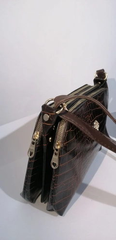 A wholesale clothing model wears 40126 - 65 Crocodile 3-Pocket Shoulder Bag, Turkish wholesale Bag of Kuxo