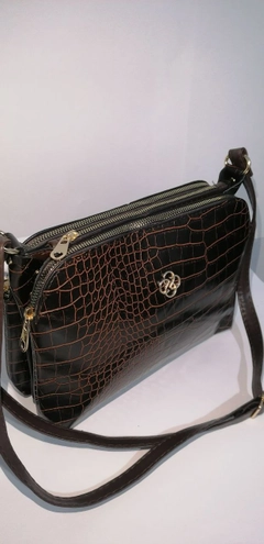 Bir model, Kuxo toptan giyim markasının 40126 - 65 Crocodile 3-Pocket Shoulder Bag toptan Çanta ürününü sergiliyor.