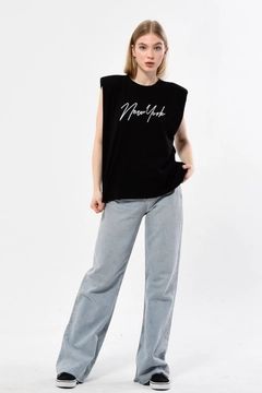 Ein Bekleidungsmodell aus dem Großhandel trägt 44212 - KUXO New York Printed Shoulder Pad Zero Sleeve T-Shirt, türkischer Großhandel T-Shirt von Kuxo