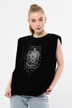 A model wears 44213 - KUXO Curve Black Printed Knitted T-Shirt, wholesale Tshirt of Kuxo to display at Lonca