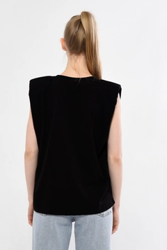 Veleprodajni model oblačil nosi 44213 - KUXO Curve Black Printed Knitted T-Shirt, turška veleprodaja Majica s kratkimi rokavi od Kuxo
