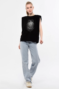 Bir model, Kuxo toptan giyim markasının 44213 - KUXO Curve Black Printed Knitted T-Shirt toptan Tişört ürününü sergiliyor.