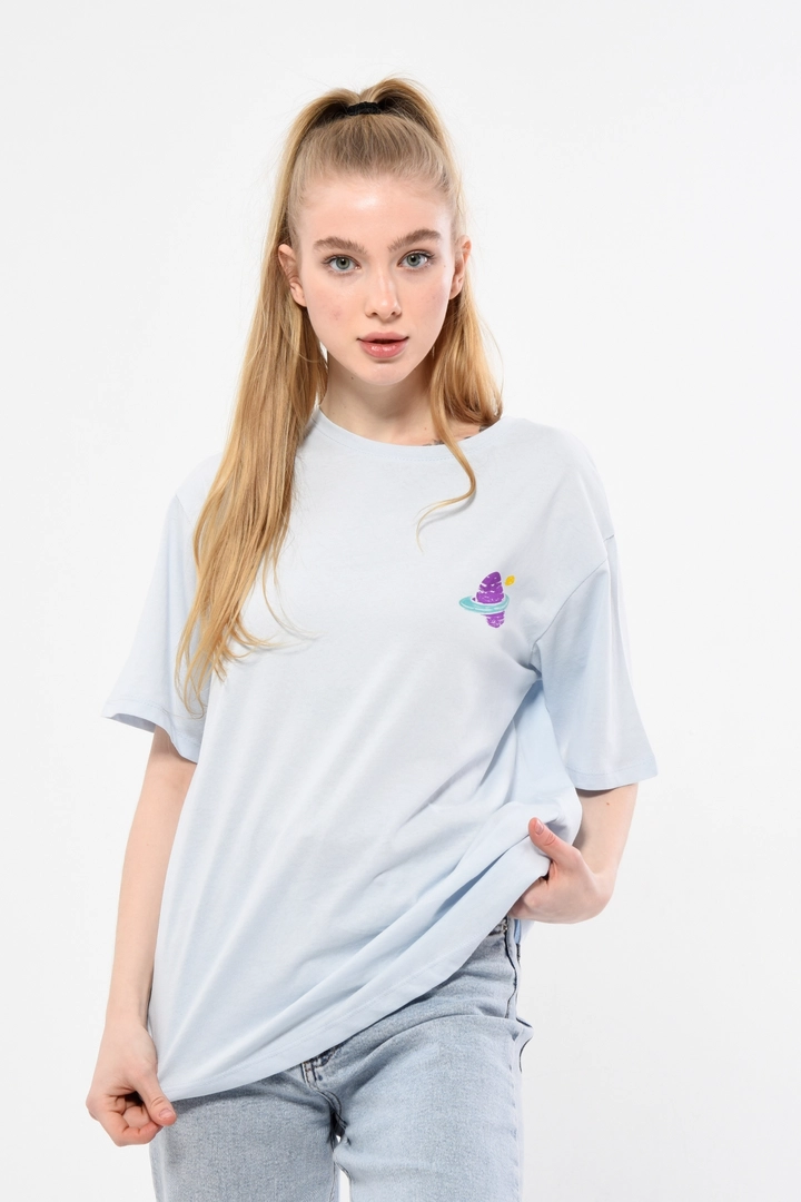 Een kledingmodel uit de groothandel draagt 44214 - KUXO White Owersize Chest And Back Printed T-Shirt, Turkse groothandel T-shirt van Kuxo
