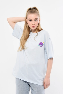 Bir model, Kuxo toptan giyim markasının 44214 - KUXO White Owersize Chest And Back Printed T-Shirt toptan Tişört ürününü sergiliyor.