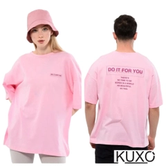 Ein Bekleidungsmodell aus dem Großhandel trägt 44217 - KUXO Unisex Crew Neck Owersize Tshirt, türkischer Großhandel T-Shirt von Kuxo