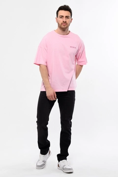 Een kledingmodel uit de groothandel draagt 44217 - KUXO Unisex Crew Neck Owersize Tshirt, Turkse groothandel T-shirt van Kuxo
