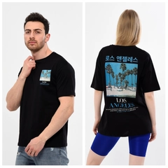 Ένα μοντέλο χονδρικής πώλησης ρούχων φοράει 44218 - KUXO Unisex Black Back And Front Printed T-Shirt, τούρκικο T-shirt χονδρικής πώλησης από Kuxo