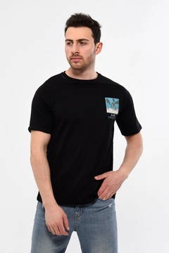 Bir model, Kuxo toptan giyim markasının 44218 - KUXO Unisex Black Back And Front Printed T-Shirt toptan Tişört ürününü sergiliyor.