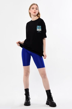 Ein Bekleidungsmodell aus dem Großhandel trägt 44218 - KUXO Unisex Black Back And Front Printed T-Shirt, türkischer Großhandel T-Shirt von Kuxo