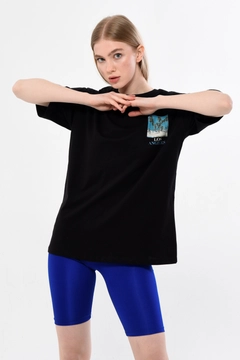 Bir model, Kuxo toptan giyim markasının 44218 - KUXO Unisex Black Back And Front Printed T-Shirt toptan Tişört ürününü sergiliyor.