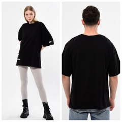 Ein Bekleidungsmodell aus dem Großhandel trägt 44219 - KUXO Unisex Sleeve And Skirt Print Detaillo Owersize T-shirt, türkischer Großhandel T-Shirt von Kuxo