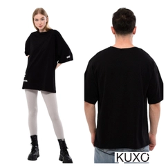 Een kledingmodel uit de groothandel draagt 44219 - KUXO Unisex Sleeve And Skirt Print Detaillo Owersize T-shirt, Turkse groothandel T-shirt van Kuxo