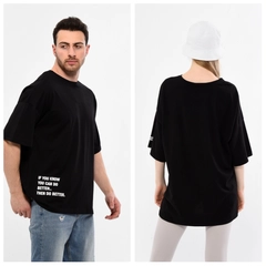 Um modelo de roupas no atacado usa 44219 - KUXO Unisex Sleeve And Skirt Print Detaillo Owersize T-shirt, atacado turco Camiseta de Kuxo