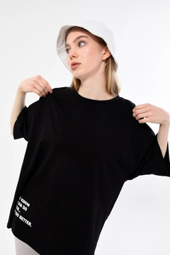 Una modella di abbigliamento all'ingrosso indossa 44219 - KUXO Unisex Sleeve And Skirt Print Detaillo Owersize T-shirt, vendita all'ingrosso turca di Maglietta di Kuxo