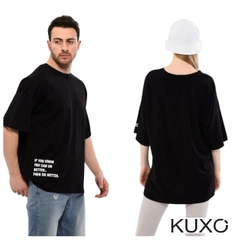 Bir model, Kuxo toptan giyim markasının 44219 - KUXO Unisex Sleeve And Skirt Print Detaillo Owersize T-shirt toptan Tişört ürününü sergiliyor.