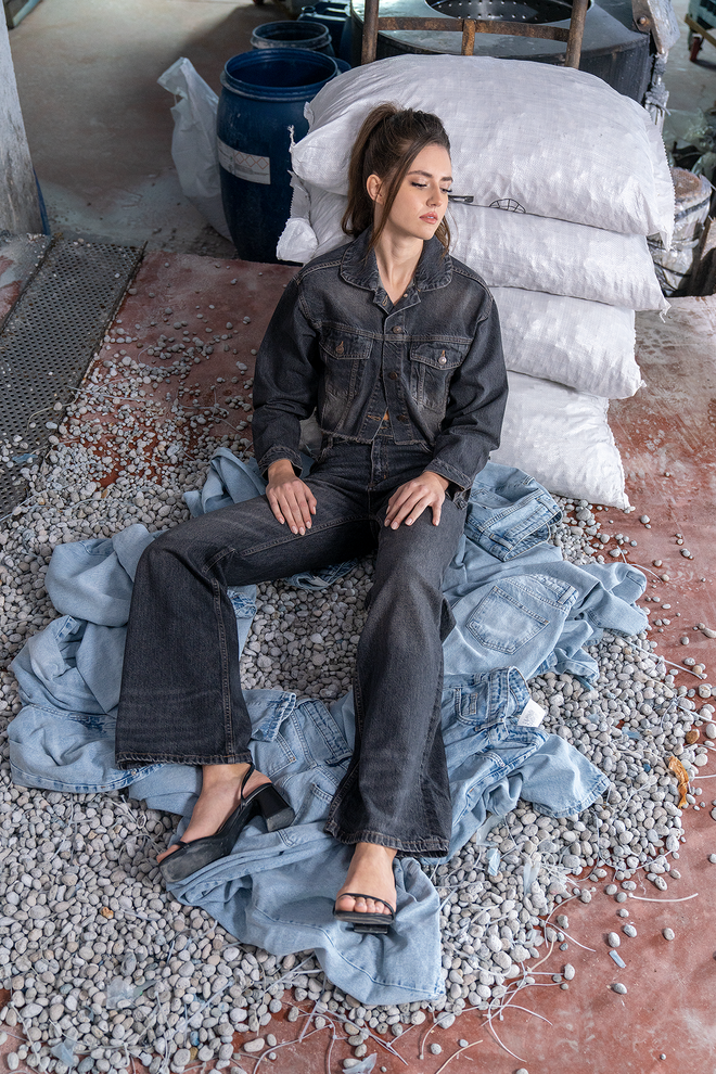 LACARINO سترة من الدنيم باللون البني مع تفاصيل جيب القميص ملابس بالجملة قطن