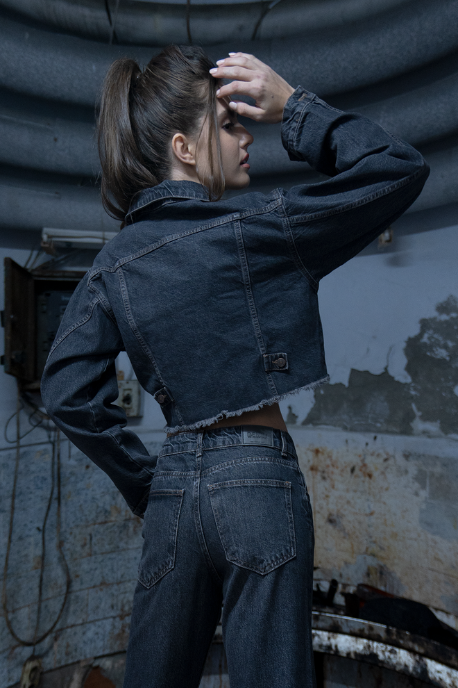 LACARINO سترة من الدنيم باللون البني مع تفاصيل جيب القميص ملابس بالجملة الخريف