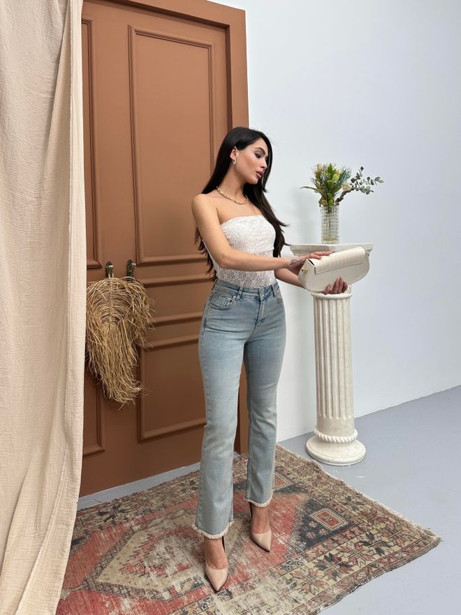 LACARINO Jeans De Cintura Alta Com Borla De Cintura Alta Com Detalhes Em Azul Claro Roupas por atacado Aniversário