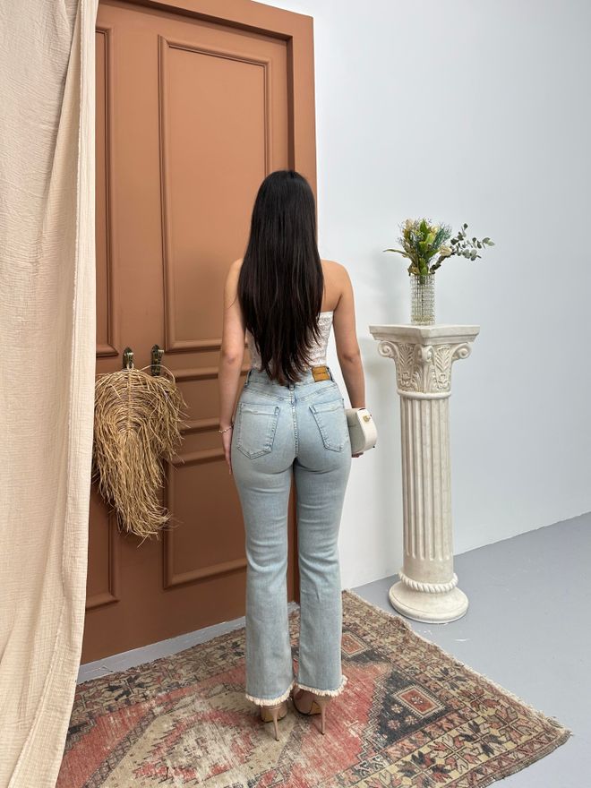 LACARINO Jeans De Cintura Alta Com Borla De Cintura Alta Com Detalhes Em Azul Claro Roupas por atacado Primavera