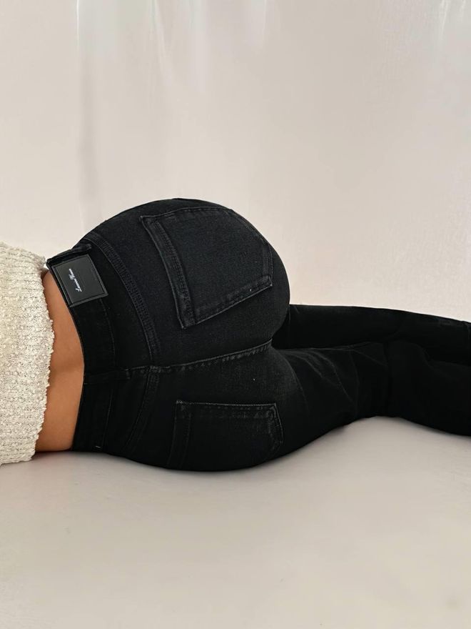 LACARINO Црне Мом Фармерке Са Високим Струком Широким Ногама И Закопчавањем На Дугмад Велепродаја одеће Пролеће