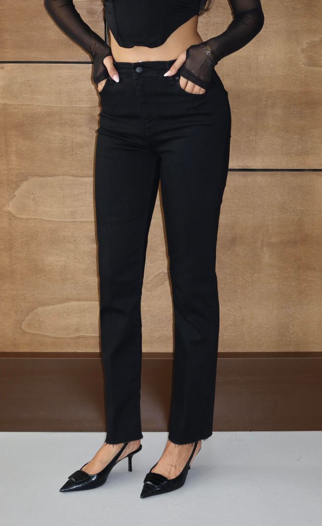 LACARINO Черные Джинсы Mom С Прямыми Штанинами И Застежкой На Пуговицы Оптовая продажа одежды Повседневный