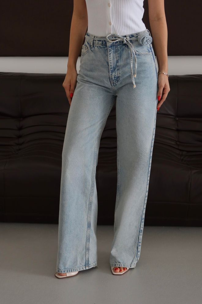 LACARINO Niebieskie Jeansy Mom Z Wysokim Stanem Szerokimi Nogawkami I Guzikami Hurtowa sprzedaż odzieży Casual