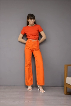 Una modella di abbigliamento all'ingrosso indossa lfn11430-jeans-orange, vendita all'ingrosso turca di Jeans di Lefon