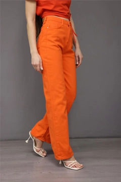 Ein Bekleidungsmodell aus dem Großhandel trägt lfn11430-jeans-orange, türkischer Großhandel Jeans von Lefon
