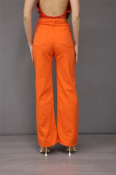 Bir model, Lefon toptan giyim markasının lfn11430-jeans-orange toptan Kot Pantolon ürününü sergiliyor.