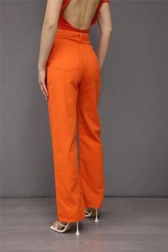 Una modella di abbigliamento all'ingrosso indossa lfn11430-jeans-orange, vendita all'ingrosso turca di Jeans di Lefon