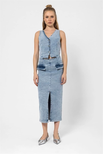 Bir model, Lefon toptan giyim markasının  Midi Kot Elbise - Mavi
 toptan Elbise ürününü sergiliyor.