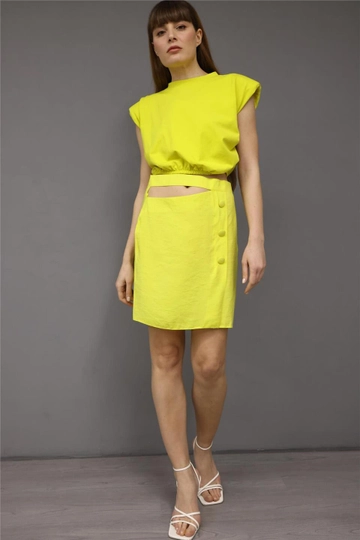 Bir model, Lefon toptan giyim markasının  Etek -Sarı
 toptan Etek ürününü sergiliyor.