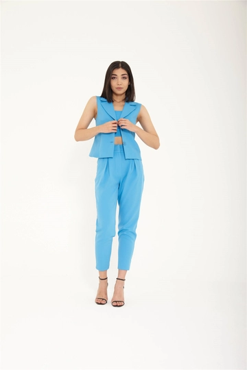 Bir model, Lefon toptan giyim markasının  Yelek - Mavi
 toptan Yelek ürününü sergiliyor.