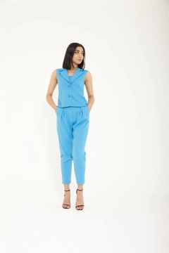 Bir model, Lefon toptan giyim markasının lfn11432-vest-blue toptan Yelek ürününü sergiliyor.