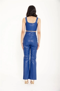 Bir model, Lefon toptan giyim markasının lfn11437-vegan-leather-trousers-saks-blue toptan Pantolon ürününü sergiliyor.