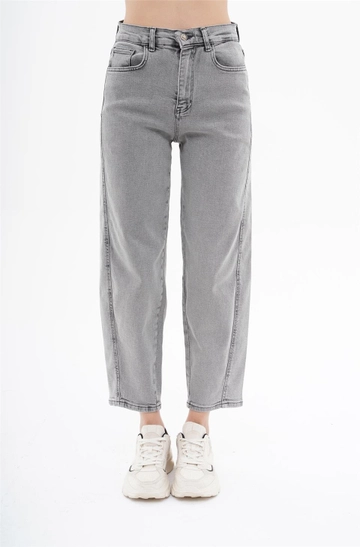 Bir model, Lefon toptan giyim markasının  Havuç Kesim Kot Pantolon - Gri
 toptan Pantolon ürününü sergiliyor.