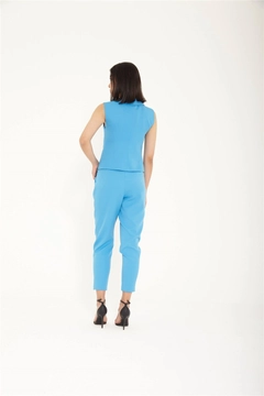 Una modelo de ropa al por mayor lleva lfn11432-vest-blue, Chaleco turco al por mayor de Lefon