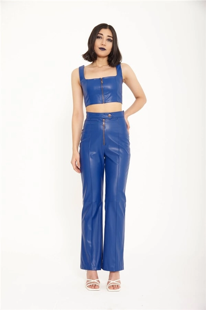 Una modella di abbigliamento all'ingrosso indossa lfn11437-vegan-leather-trousers-saks-blue, vendita all'ingrosso turca di Pantaloni di Lefon