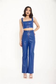 Bir model, Lefon toptan giyim markasının lfn11437-vegan-leather-trousers-saks-blue toptan Pantolon ürününü sergiliyor.