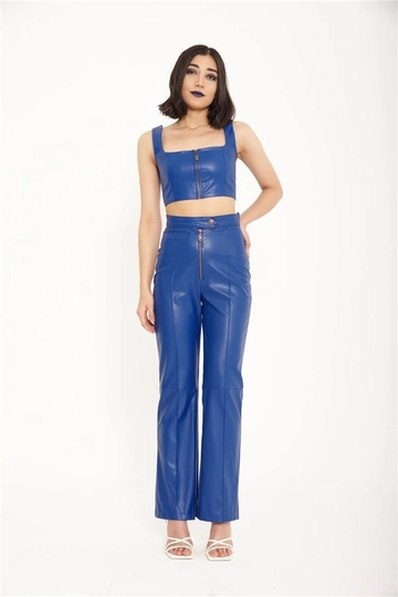 Bir model, Lefon toptan giyim markasının  Vegan Deri Pantolon - Saks Mavisi
 toptan Pantolon ürününü sergiliyor.